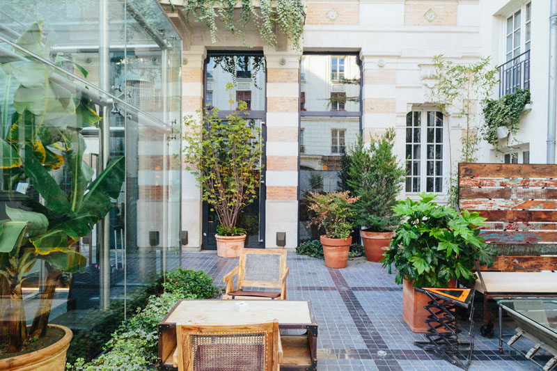 LiliGarden-KubeHotel-cour-vintage-plantes-luxuriantes